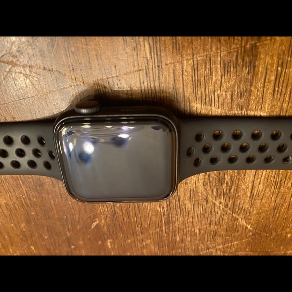 Apple Watch Series 5 in 40mm - Picture 2 of 3